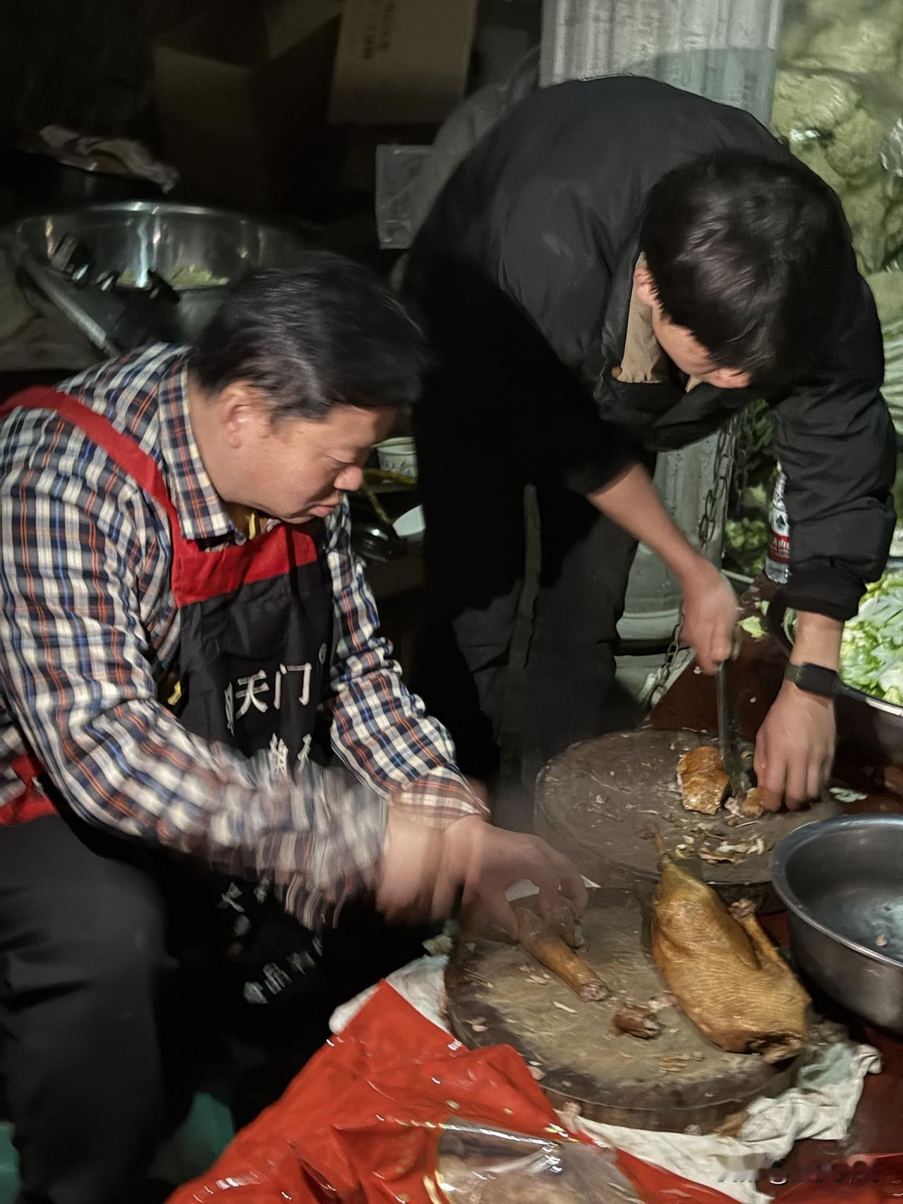 在合川呆呆妹家偶遇荣昌卤鹅哥，卤鹅哥消息真的是灵通，第一时间来到呆呆妹家里，为来