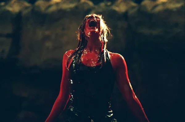 挖槽，今晚吃了我UU的安利，去看了一部英国的老电影《黑暗侵袭》，好刺激，好好看！