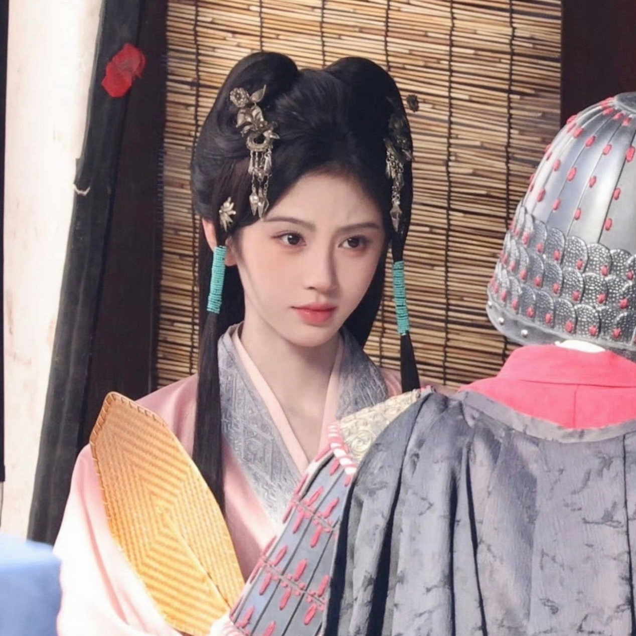 不知道怎么说，我觉得这个发套很像七八十年代的香港古装剧发套，感觉闷的不透气 