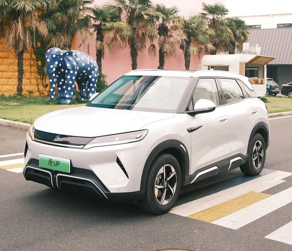 元up这侧面……是把尾部的装饰线条直接挪过来了？有一种设计师瞎胡闹的美感大v聊车