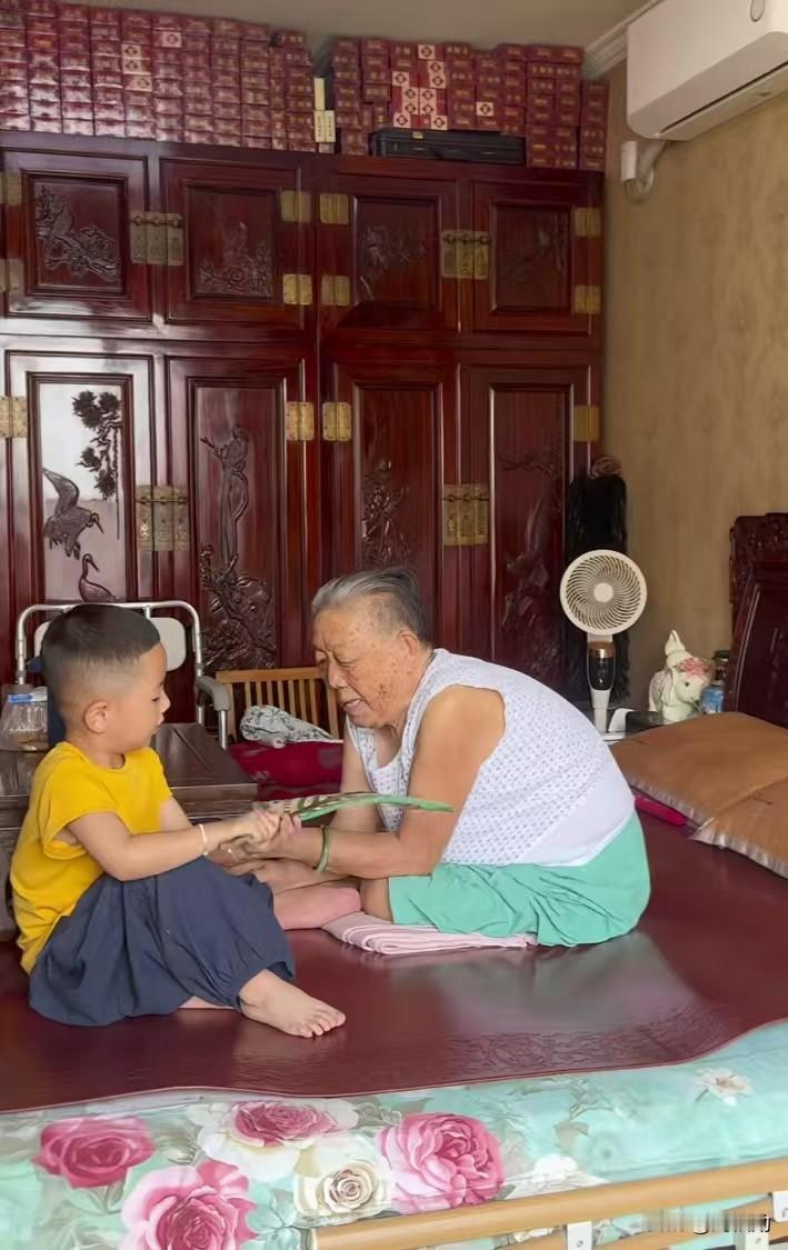乍一看只是老奶奶和小孙子温馨唠嗑的日常画面，细细打量屋内各处，才发现这家条件远超