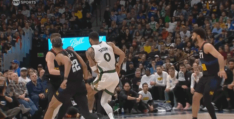NBA赛场镜头：
   天空中突然长出了三只大手，獭兔躲过了前两只，被第三只逮个