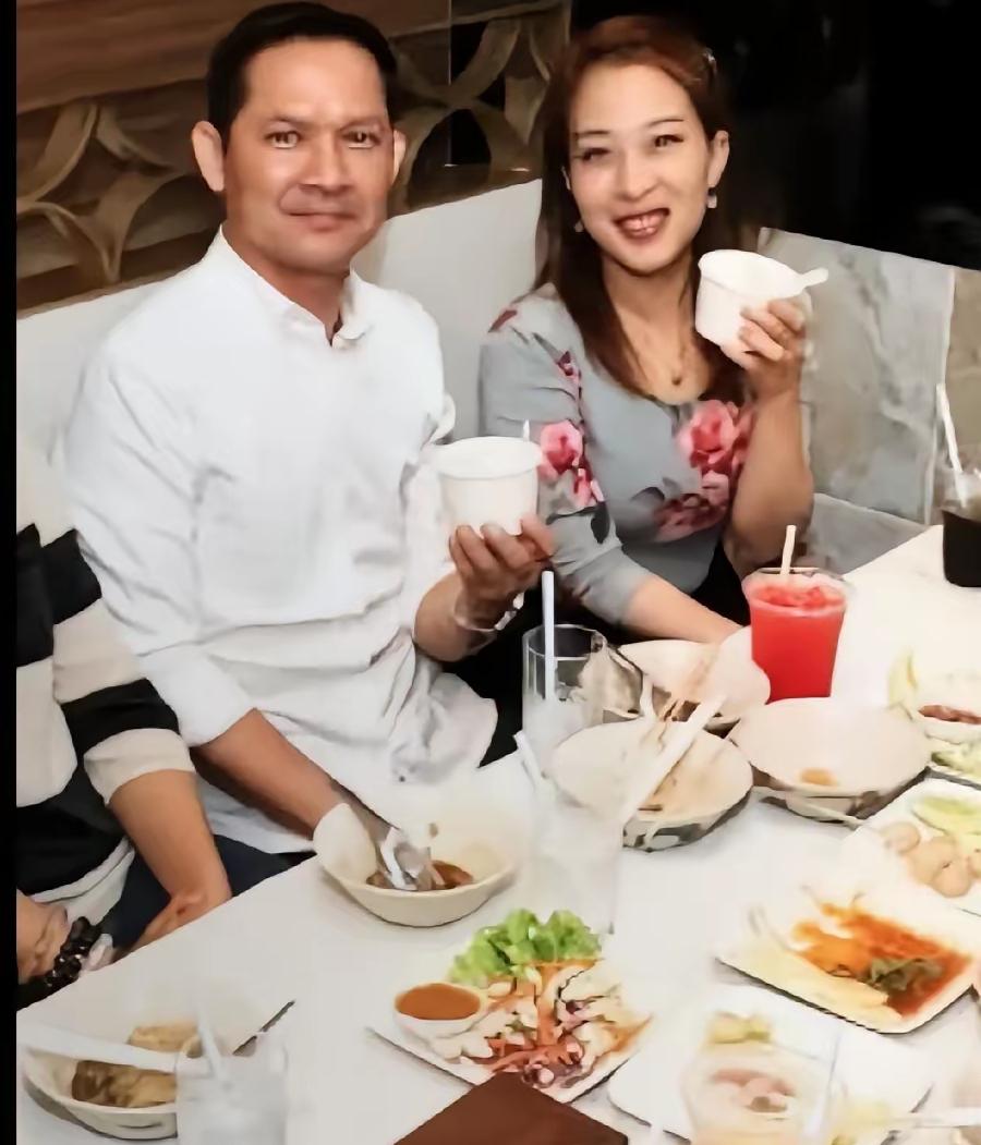 帕公主和男友的爱情太让人唏嘘。葬礼上，帕里塔特上校以家属身份全程相伴，原来他们早