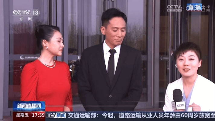 章子怡穿的比红毯还红 章子怡一袭红裙亮相CMG中国电影盛典红毯，明艳大气，与现场