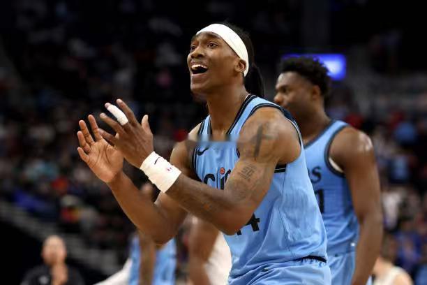 最近10年的选秀大会中，在快船亲手选中的球员里，只有两名球员能够至少两个赛季坐稳