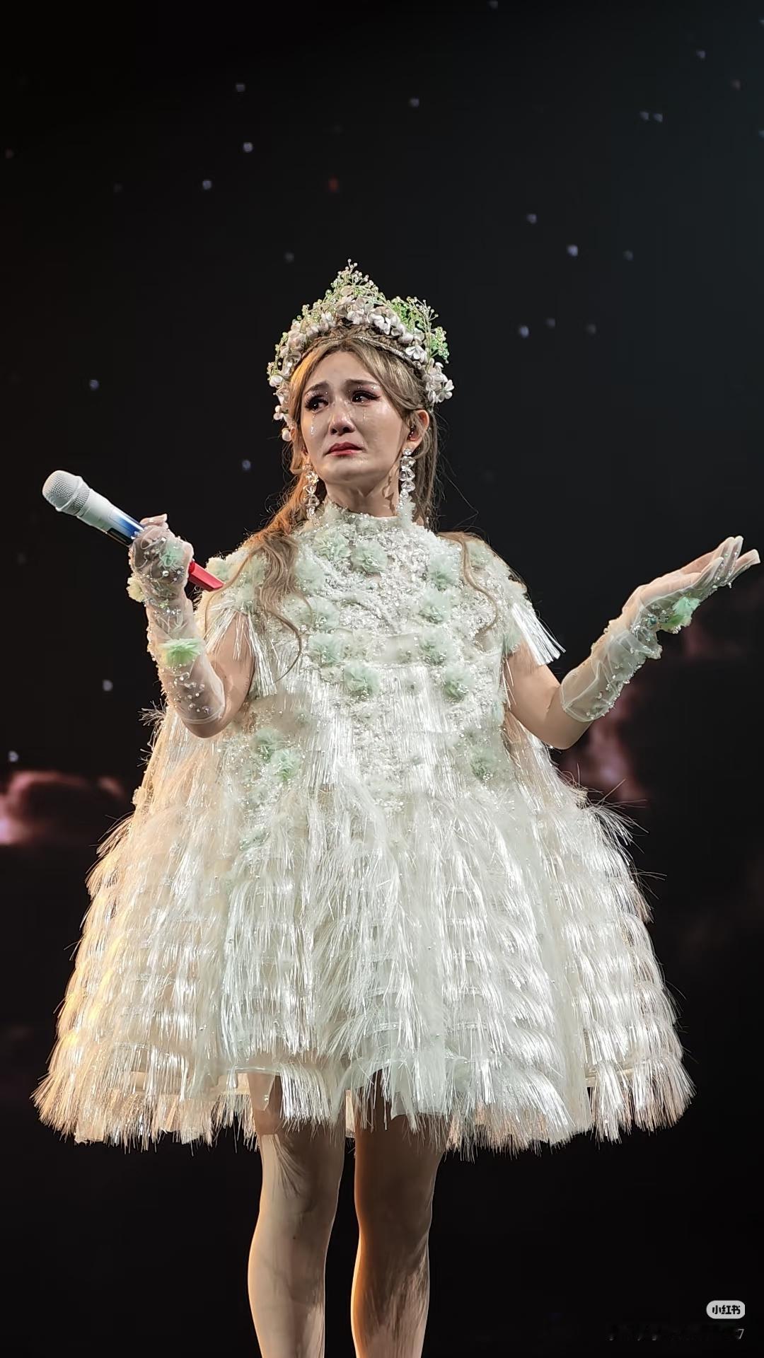 谢娜被投诉，对她根本不会造成任何影响。

第一、北京演唱会已经审批完了，5月28