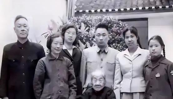 解放后杨开慧母亲跪地痛哭：她不是在哭女儿，是在替那个不敢哭的自己，补一场迟到20