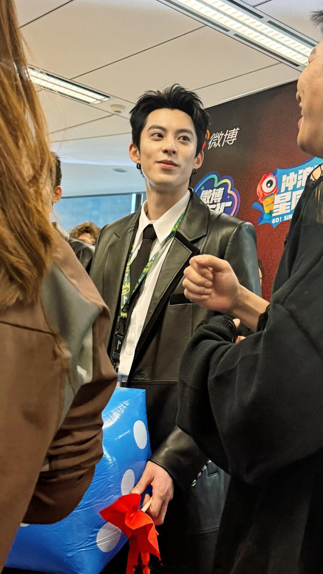 王鹤棣新浪扫楼怼脸  好像有生图牛逼症啊 