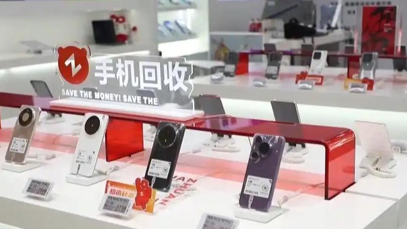 你家抽屉里那几部旧手机，真能炼出金子吗？
这两天有个说法很火：一吨手机能提炼20