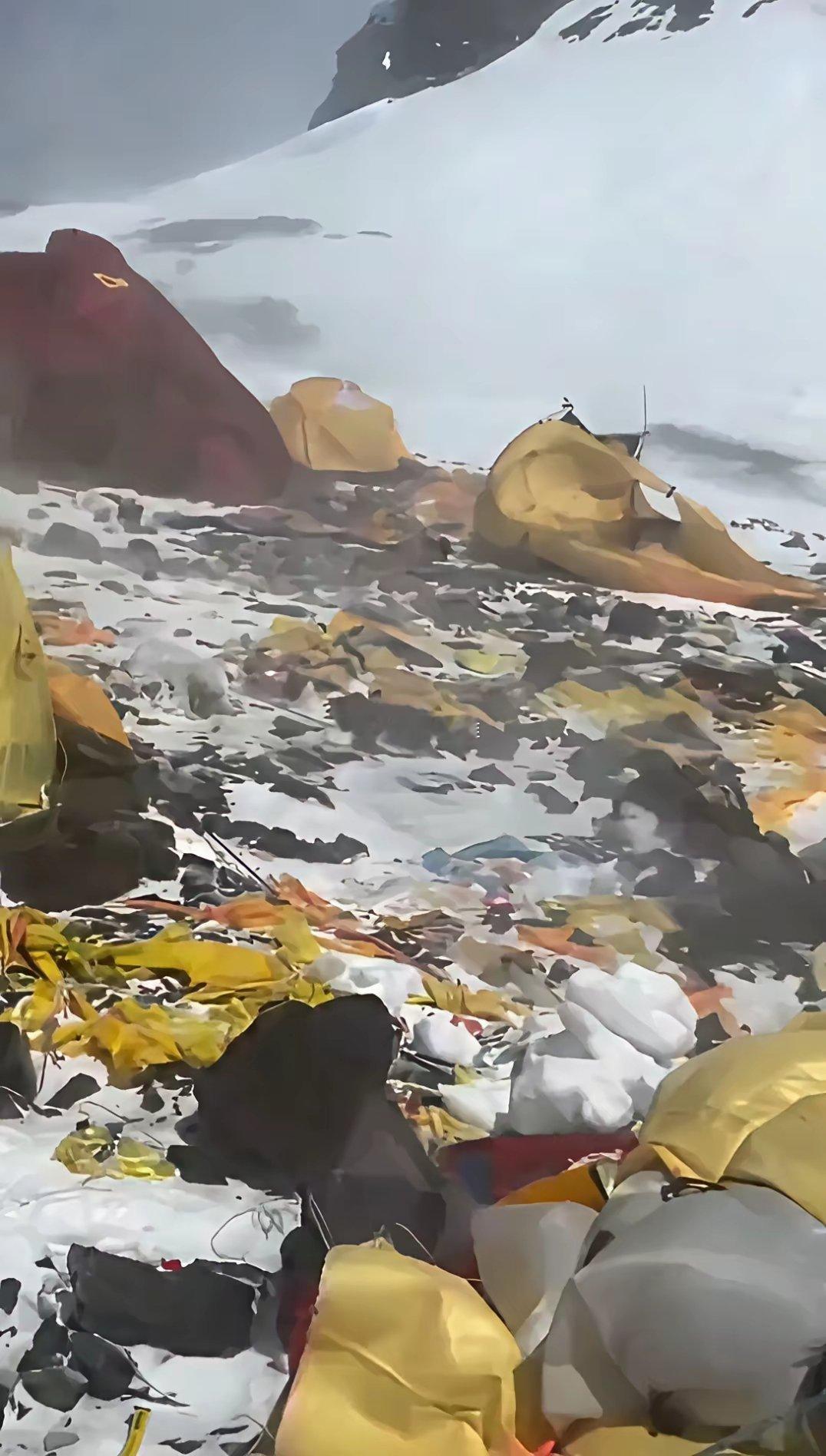 珠穆朗玛峰南坡尼泊尔一侧的四号营地（海拔约7900米，地球上最高的露营地，也是登