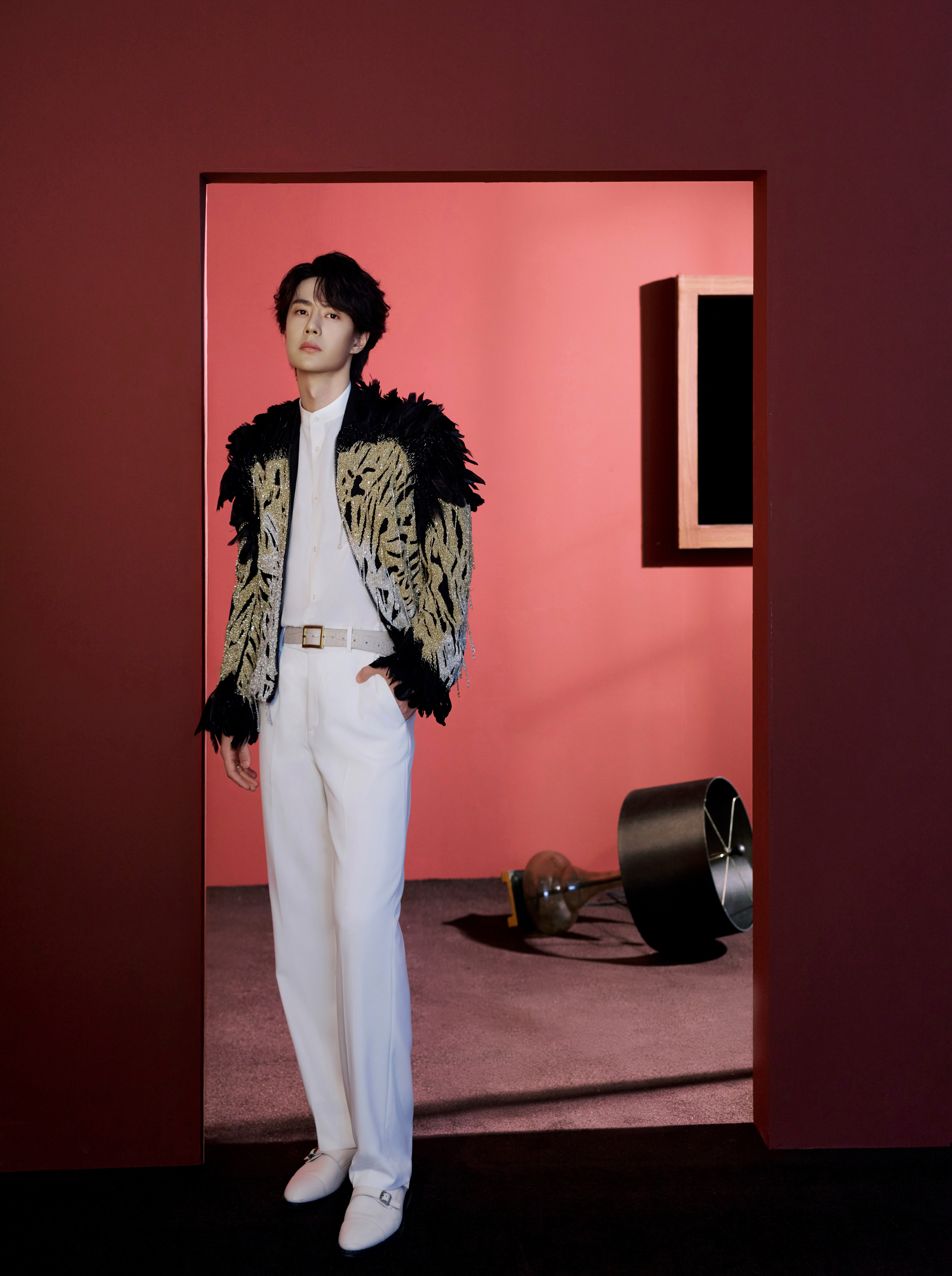 王一博｜春晚节目单春晚造型图集正式揭晓 ！一博来啦 ！身穿刚发布半个月的 Sai