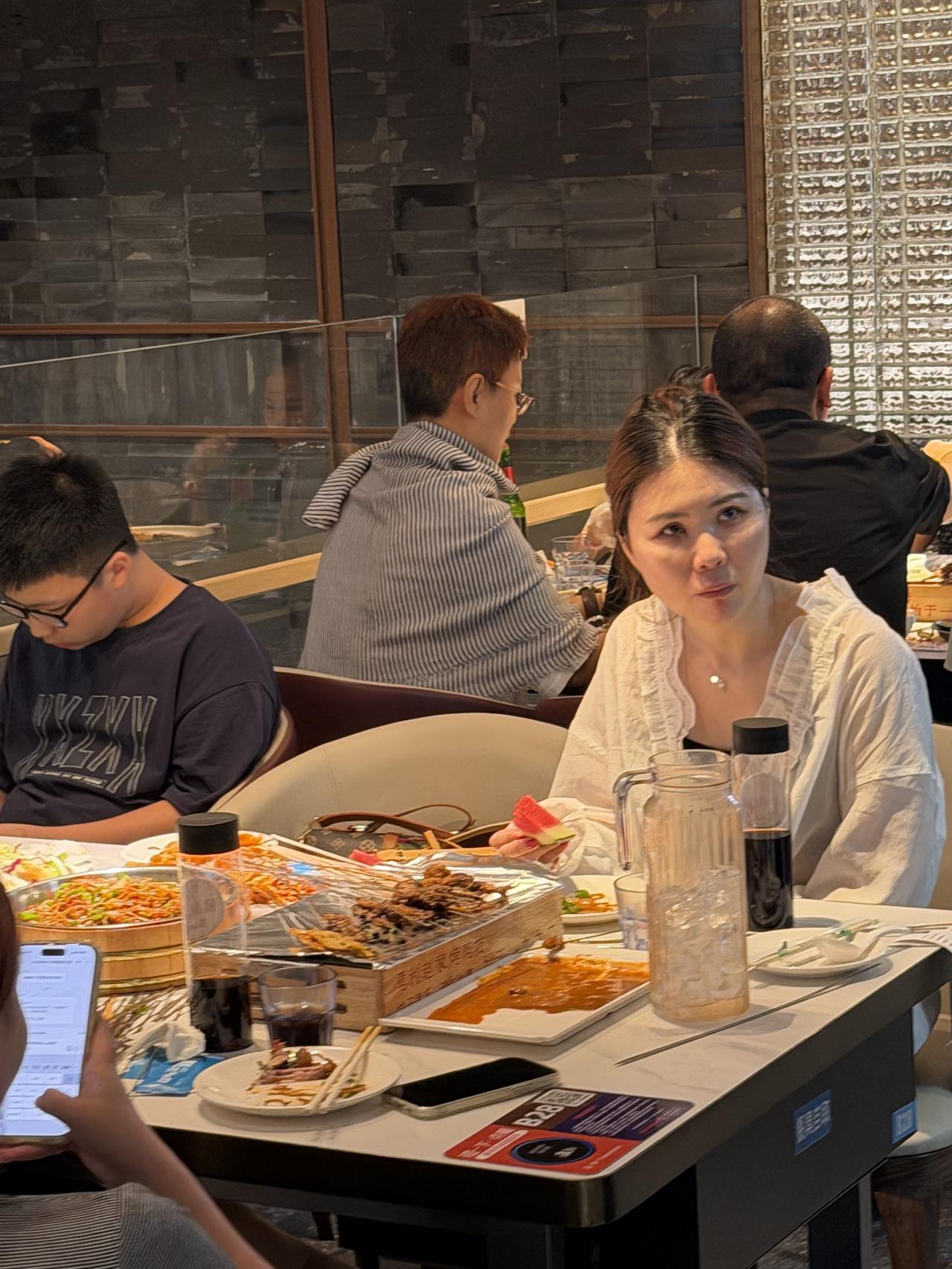 昨天晚上，我和几位编剧及影视公司老板，在西安翠华路的勇利赵家烤肉坊大唐不夜城店吃