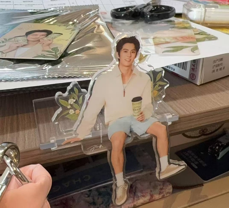 周边实物图！居然还有细闪！好美丽的小卡哇哇哇霸王茶姬全球健康合作伙伴王鹤棣 ​​