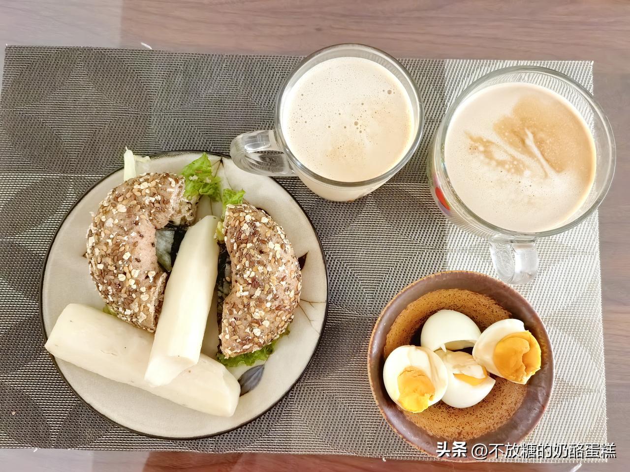 今日两人份早餐
想必退休后的生活就这个样子
早晨，他去遛狗
我准备我俩的早餐
黑