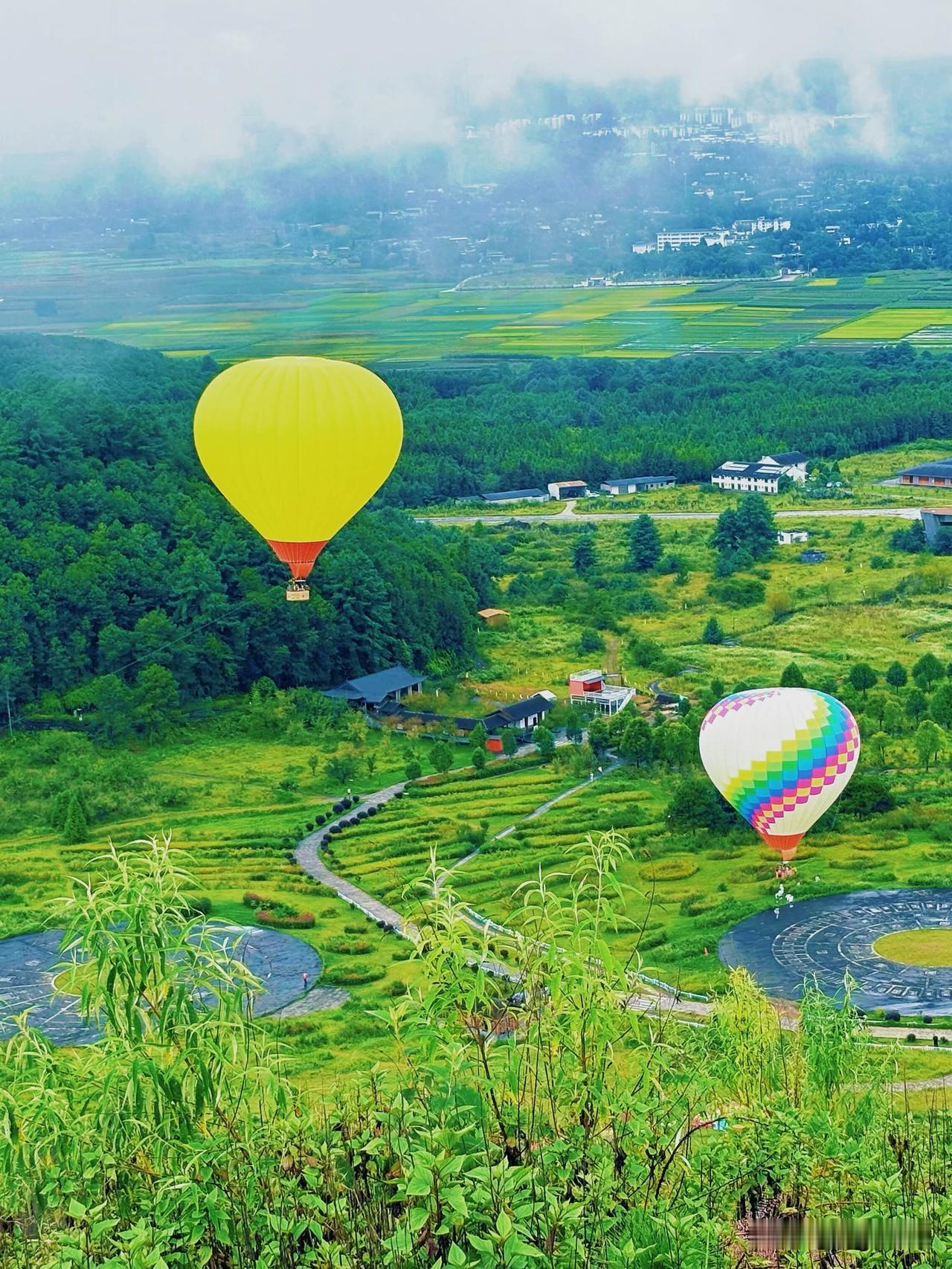 攀登腾冲大空山，环看火山喷发口
时间：2025.9.15
地点：腾冲火山地质公园