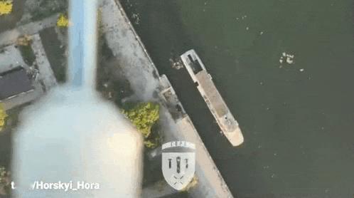 3名俄军划着小船刚靠近码头，就被乌军无人机击中。船上的俄军士兵要不迅速沉入水底，