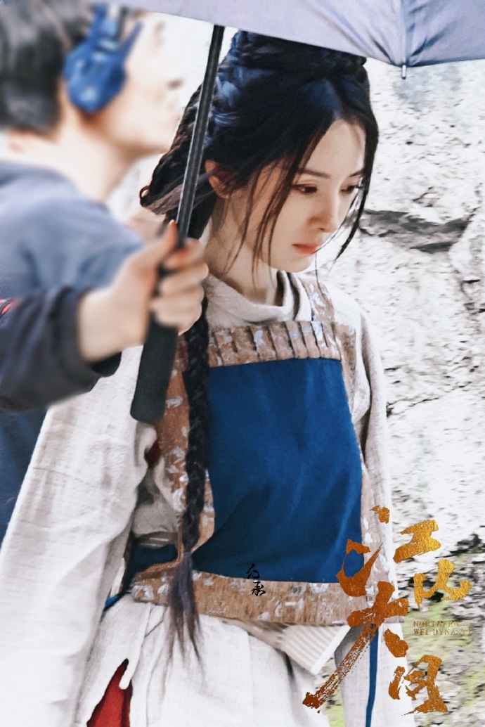 杨幂冯湮儿破碎感 杨幂《江山大同》冯湮儿路透，隔着屏幕都能感受到的破碎感……拍摄