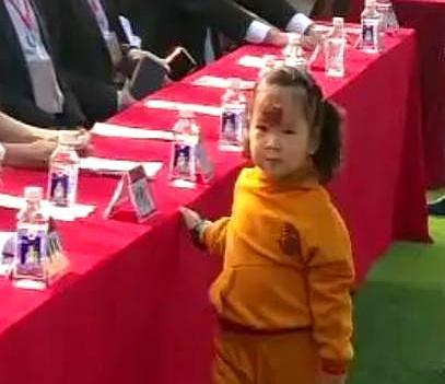 刘强东女儿亮相与他高度相似，街头抱娃被拍，直观感受到优良基因 