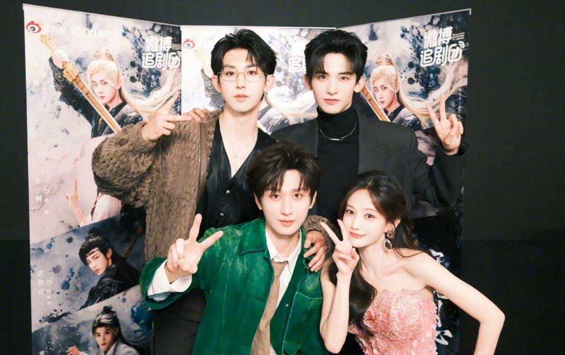 郭俊辰你们四个当中有四个很萌，全员剪刀手[doge]哈哈哈 ​​​