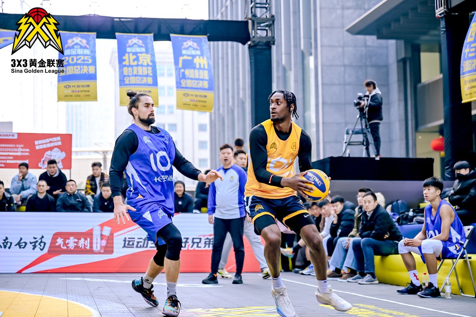 我的球场防护伙伴黄金联赛总决赛的赛场之上，每一次冲刺、每一次碰撞都凝聚着热爱与拼