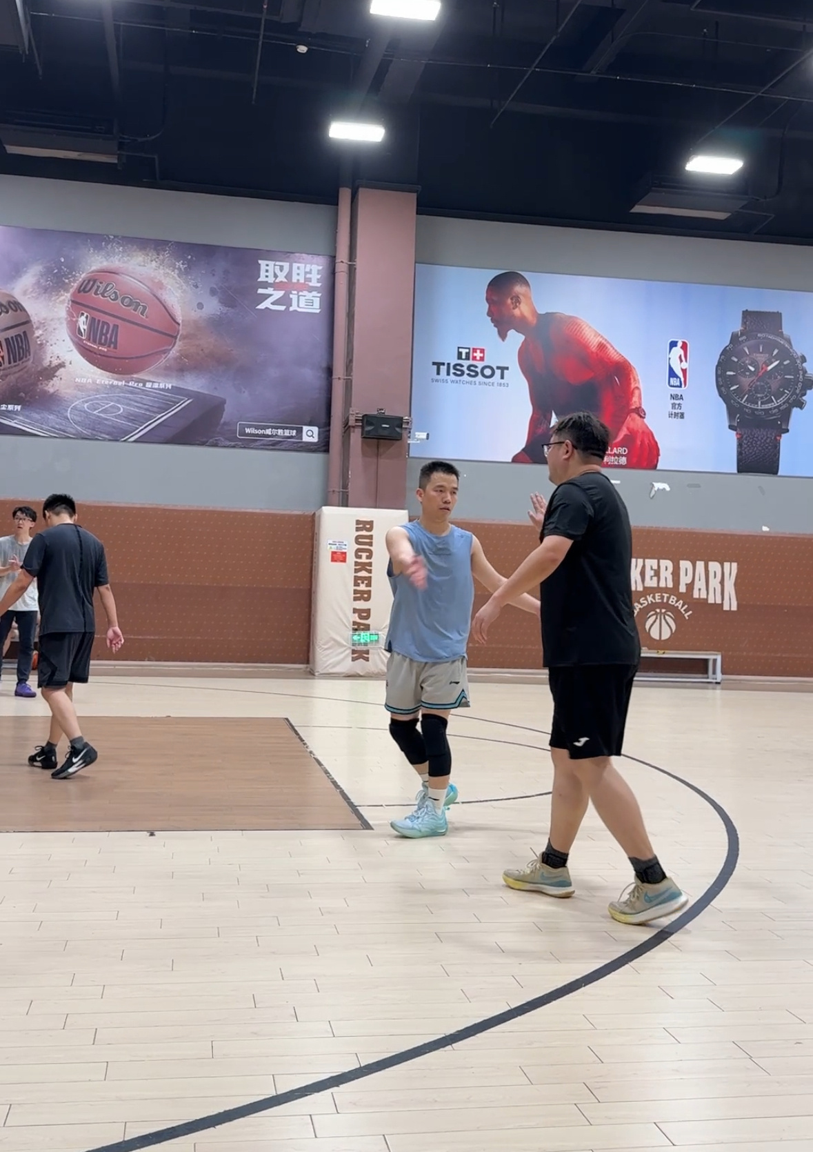 今晚见了来自本溪的朋友，一起打球吃饭，很开心。球打完，辽宁和青岛的比赛还没结束，