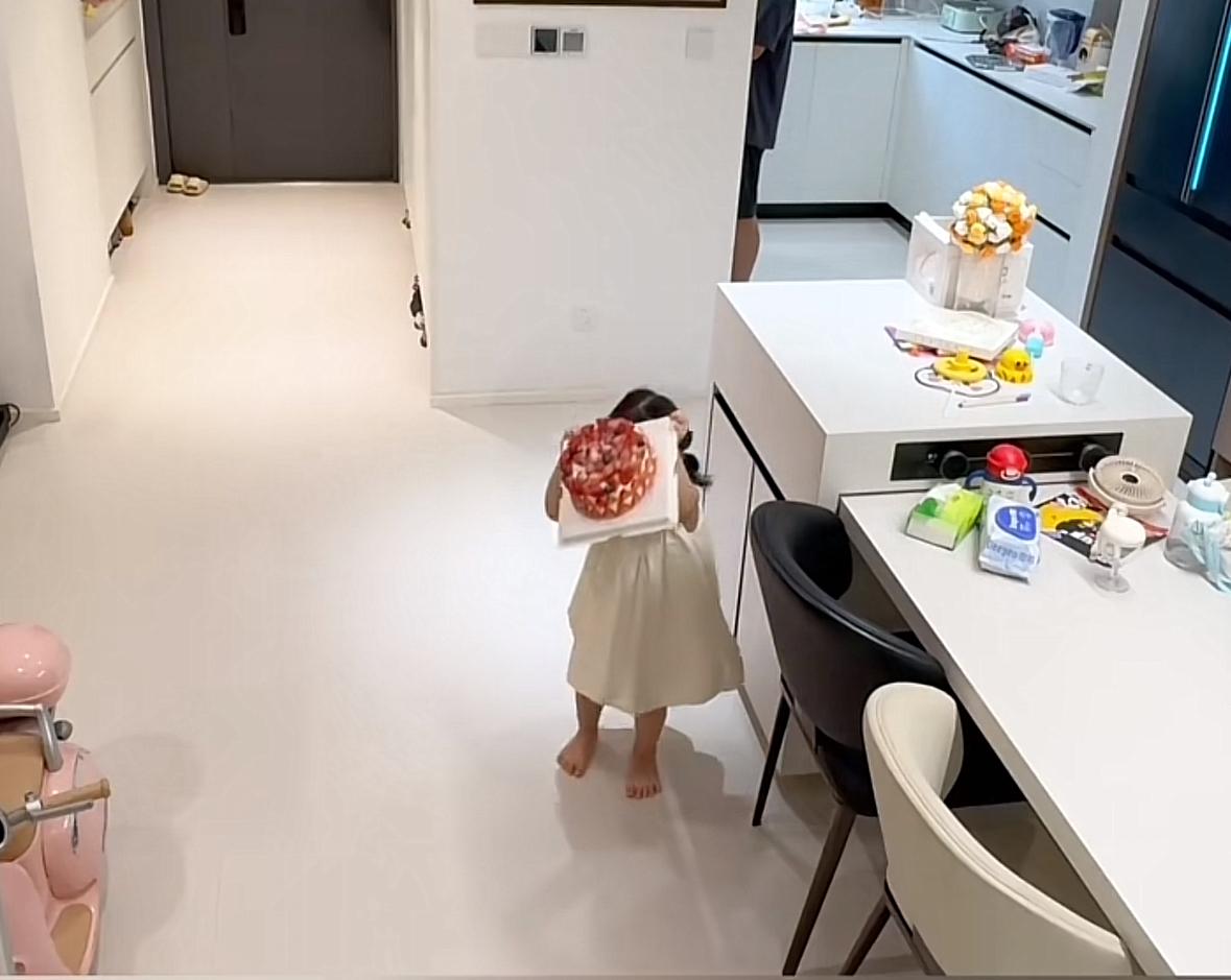 小女孩不小心把生日蛋糕打翻了，爸爸妈妈的处理方式太暖心了！她本来想帮妈妈拿生日蛋
