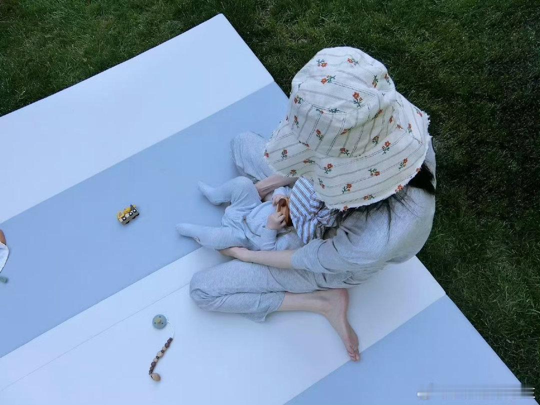 陈伟霆何穗儿子小名 何穗透露儿子小名叫小Win，光听这个名字就感觉好可爱，何穗发