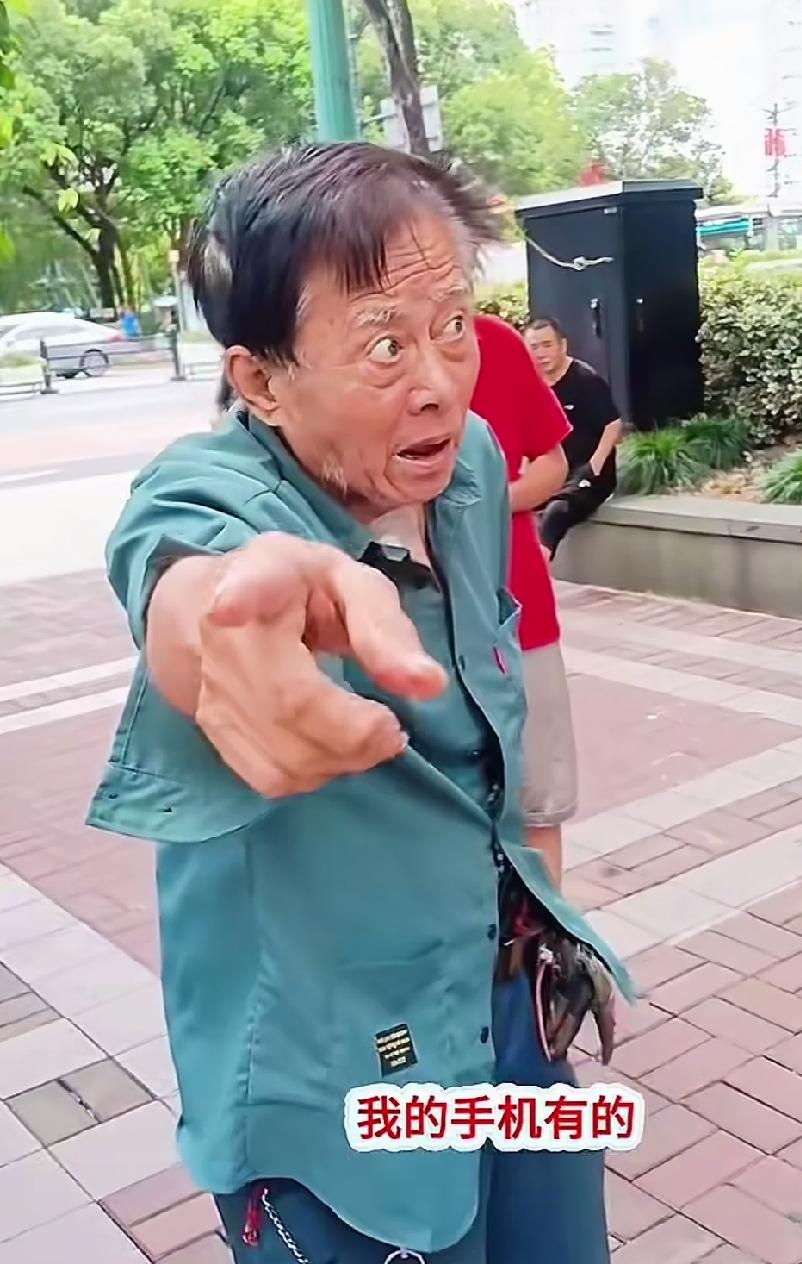 上海建工爷叔撇开其他不说，82岁了，这硬朗的身体，就值得十分骄傲！这是钱买不回来