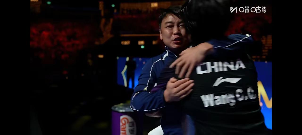 王皓和王楚钦师徒俩太逗了，王楚钦战胜了松岛辉空，太累了，太激动了，躺在地上庆祝，