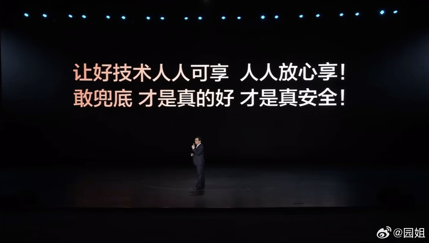 不少车主提了带城区领航的车型，哪怕配置拉满，平时也不敢点开使用。城市路况乱糟糟，