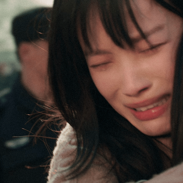 倪妮隐身的名字哭戏倪妮的哭是有层次的：无声落泪是隐忍，抱头痛哭是崩溃，笑中带泪是