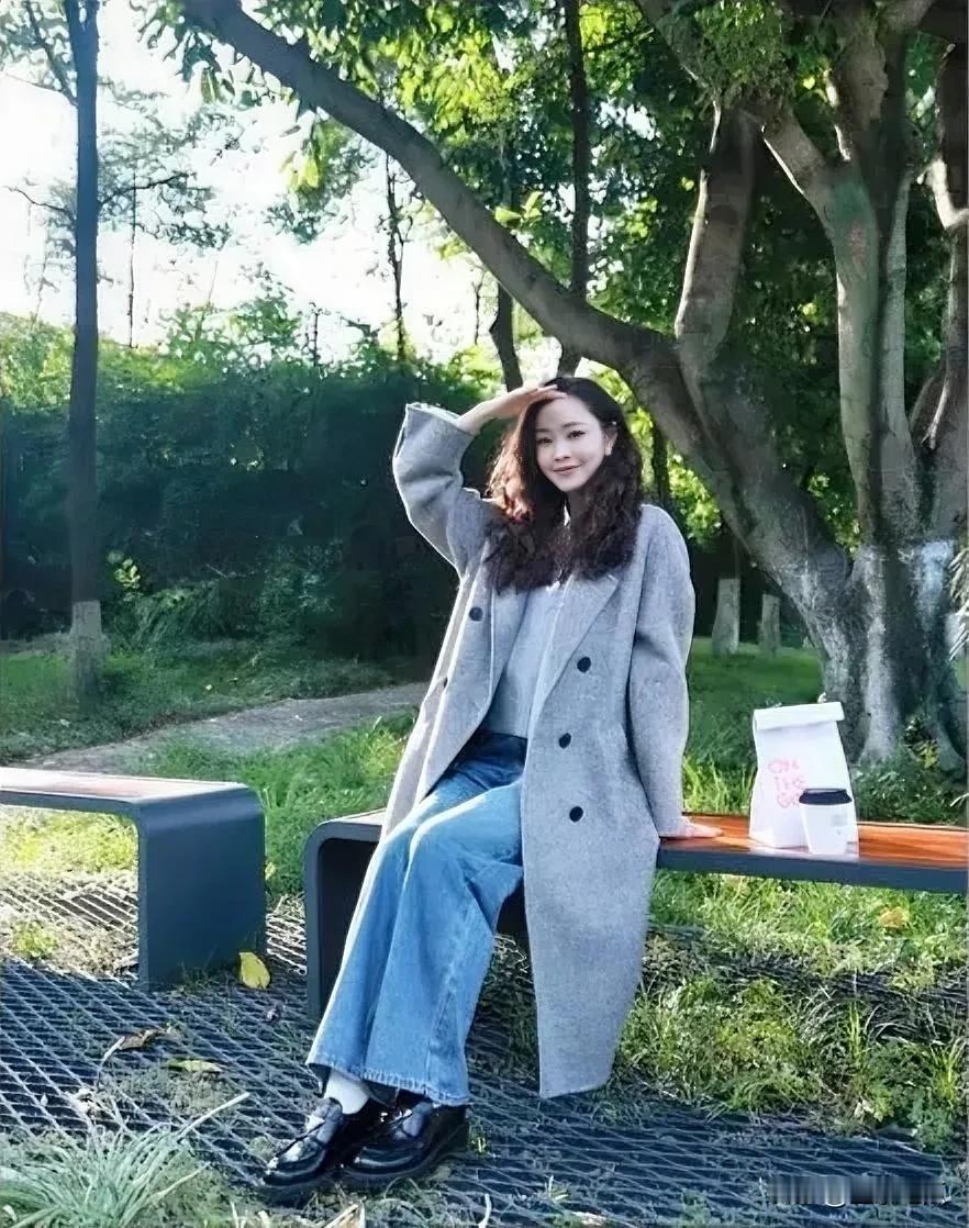 立冬之后，宋轶分享出来的第一张照片真是美炸了！照片中氛围感满满，温暖又迷人。
我
