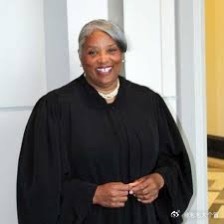 奥巴马任命的法官艾琳·伯杰阻止了西弗吉尼亚州禁止使用人工食用色素的禁令，站在了食