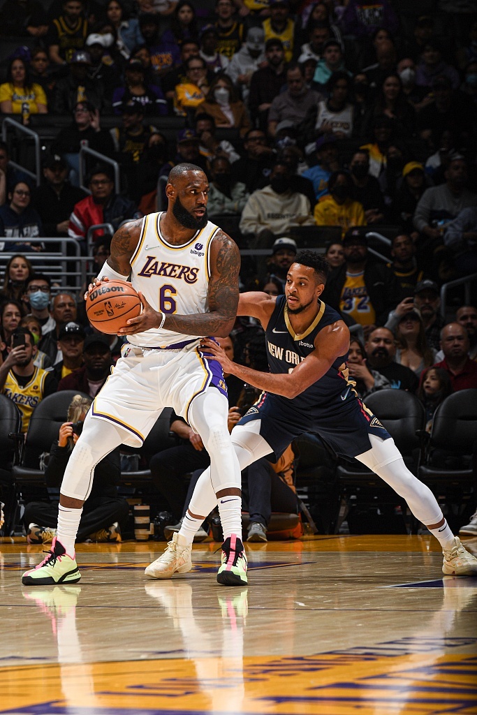 ESPN预测附加赛湖人与鹈鹕胜率：湖人42%，鹈鹕58%。最新的总冠军赔率，凯尔