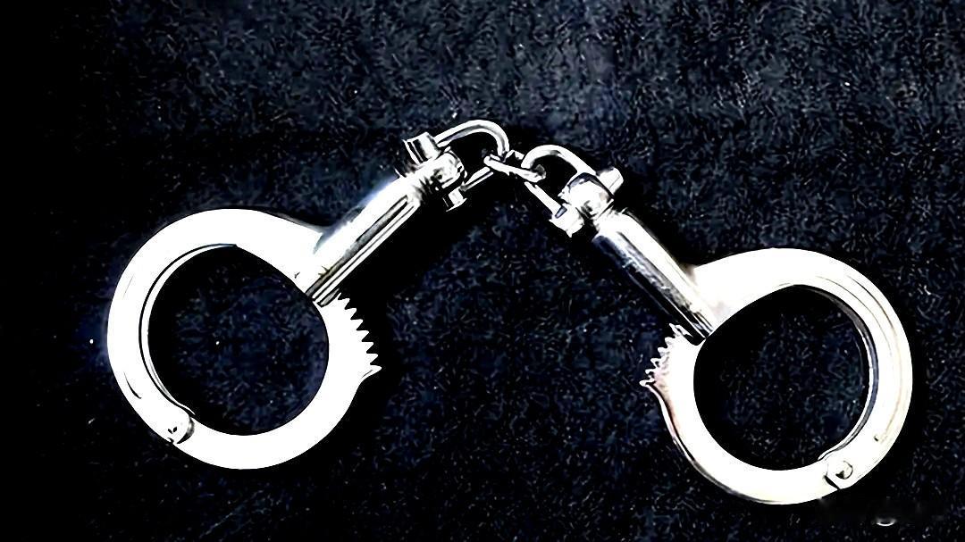 小村，那群不懂事的小流氓，蒙面抢钱，侵害小姑娘，小小不懂事，难逃法网。从前的事了