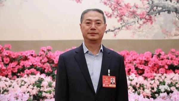 全国政协委员周世虹建议废除劳务派遣制度。他指出，该制度已严重背离“临时性、辅助性