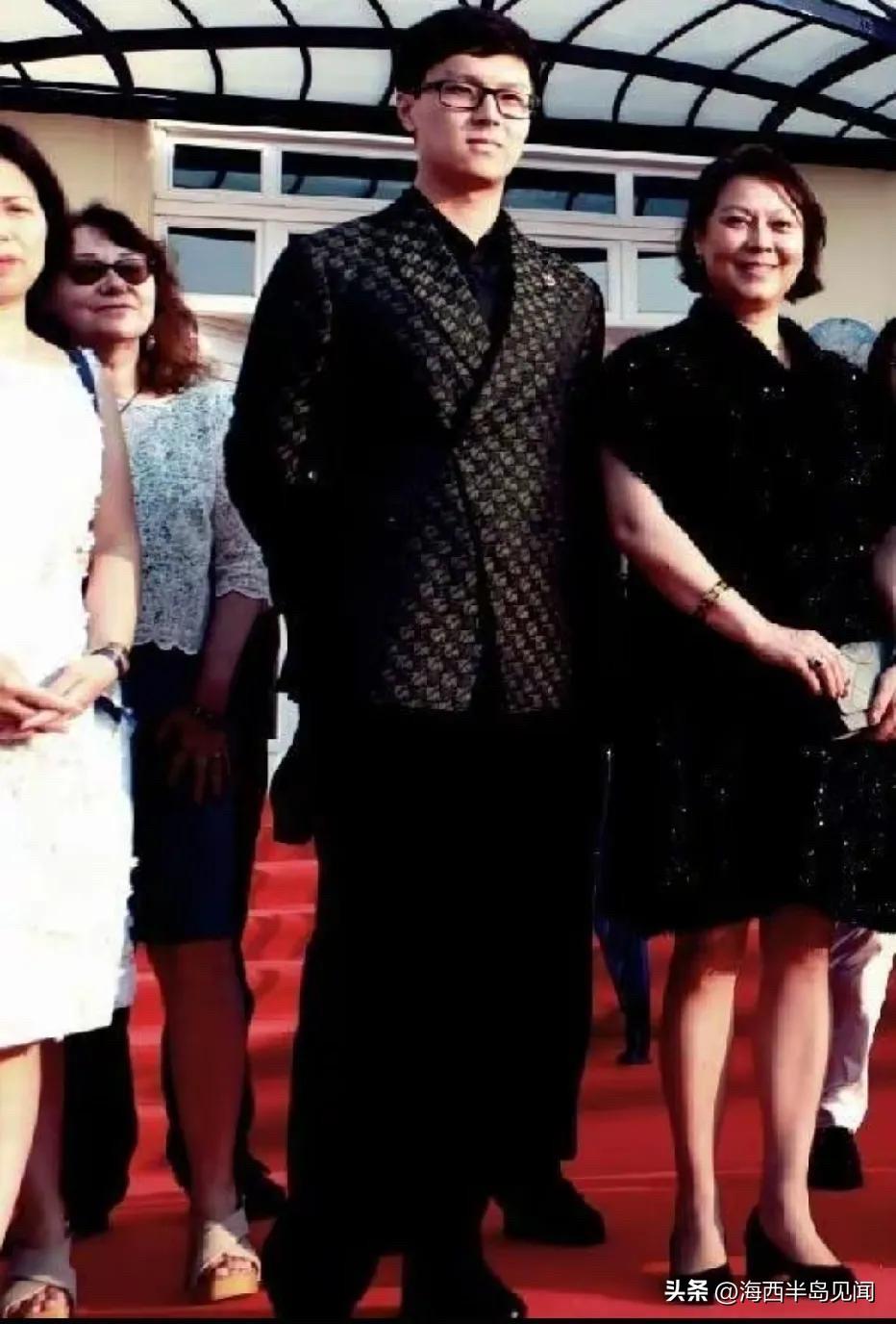 “将门出虎子”，年仅21岁的唐国强小儿子唐英集英俊高大，双手向后，风度翩翩，颇有