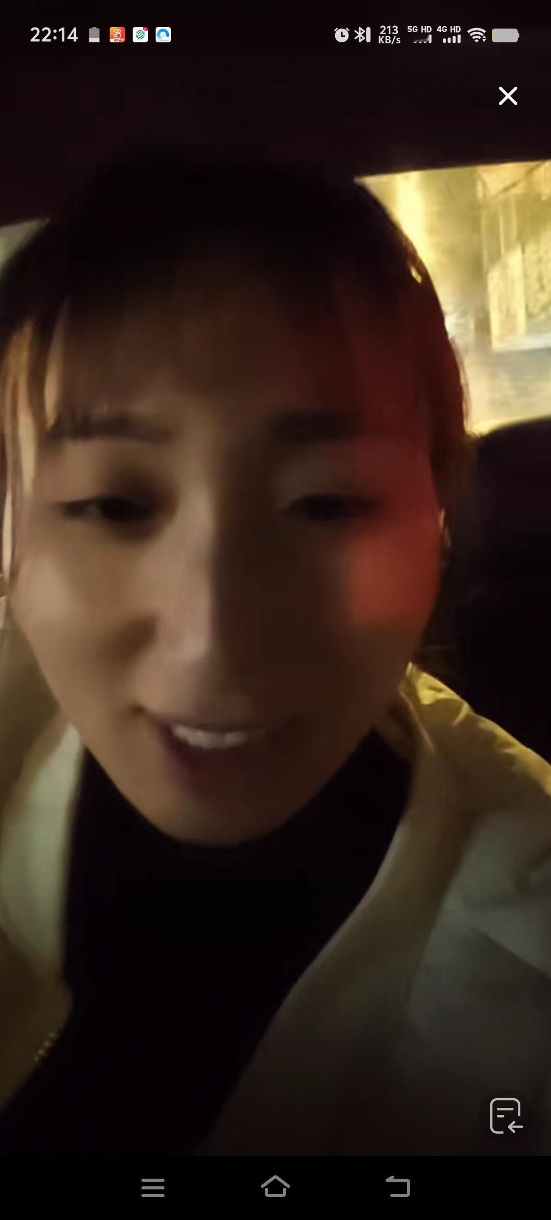 胡龙和妹妹租了辆车出来逛街，打算给外婆买些好吃的。外婆自胡龙丢失后，内疚了一辈子