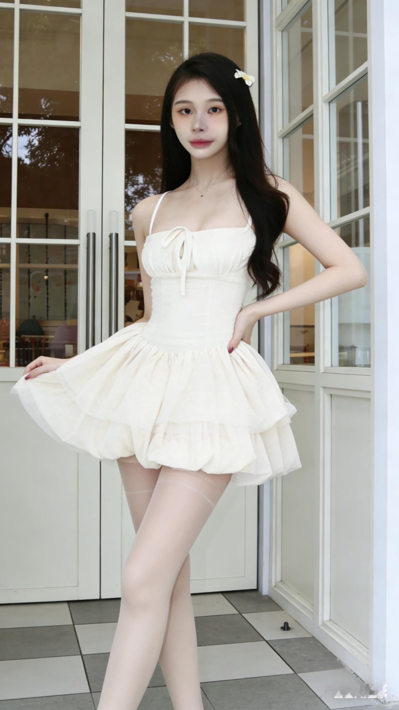 甜美少女风，浅黄色连衣裙，优雅气质，拍照姿势满分！
美少女美景分享 美女人像群 