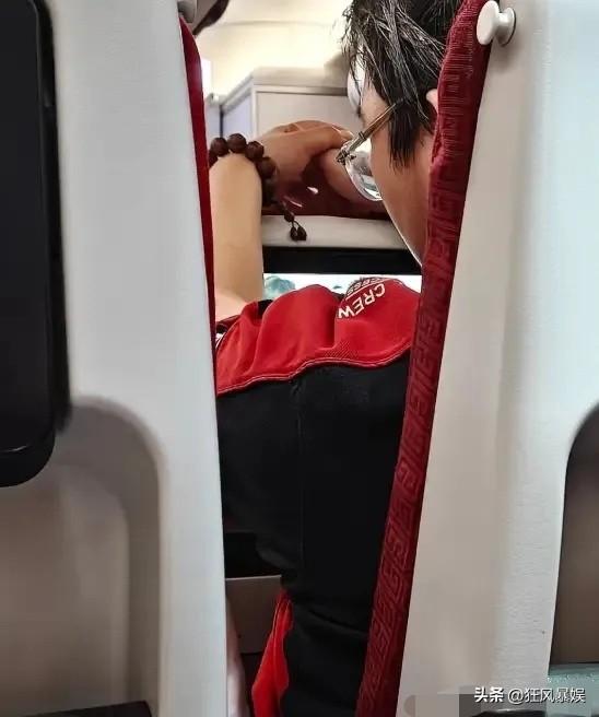 向佐向佑，聊天记录意外曝光！

网友在经济舱偶遇向佑，意外拍到他跟向佐的聊天记录