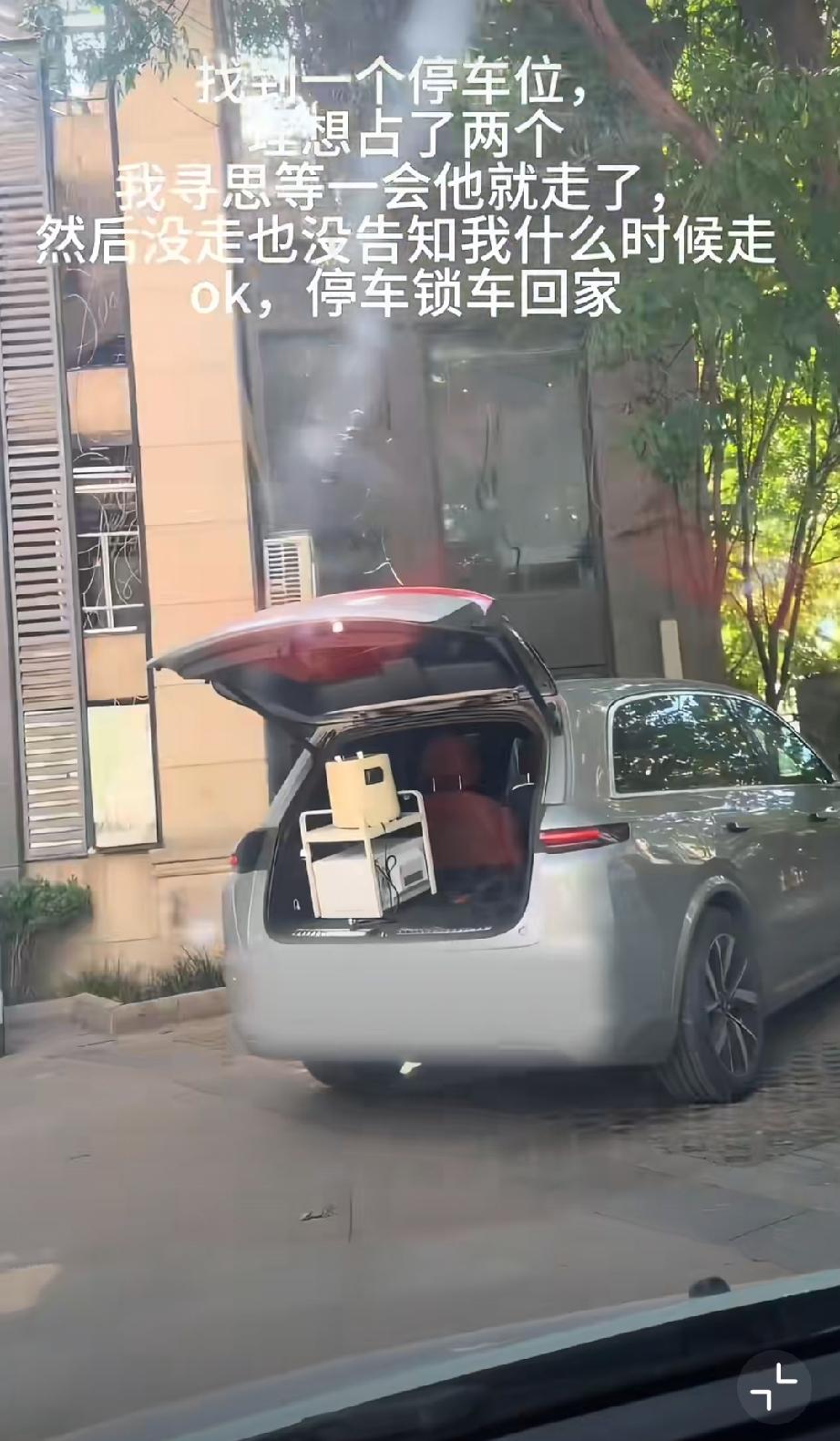 小区里一辆新能源斜向停车，直接占用两个车位。女车主见男车主当时在车内，以为很快会