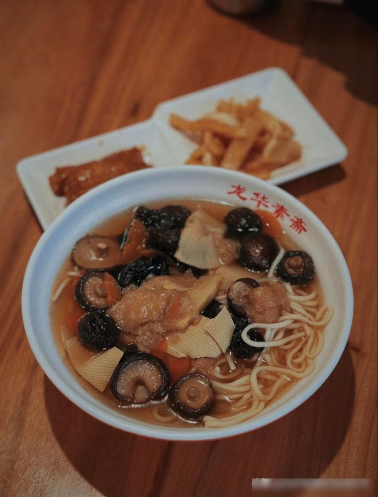 我想我终于知道，龙华寺为什么永远那么多人了！

一碗素面，先拿面，再自己付钱，不