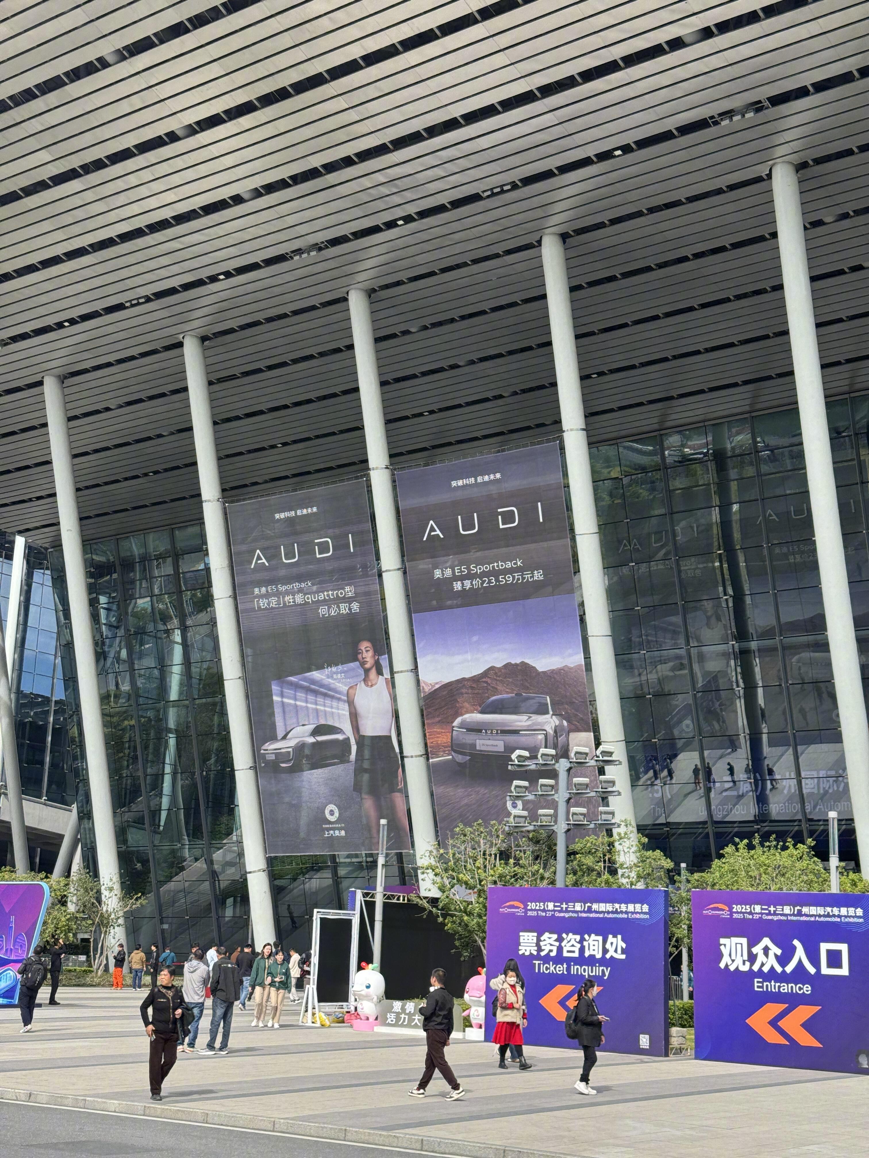 AUDI首款SUV来了，刚刚从车展现场出来，今年的人实在太太太多了！今天AUDI