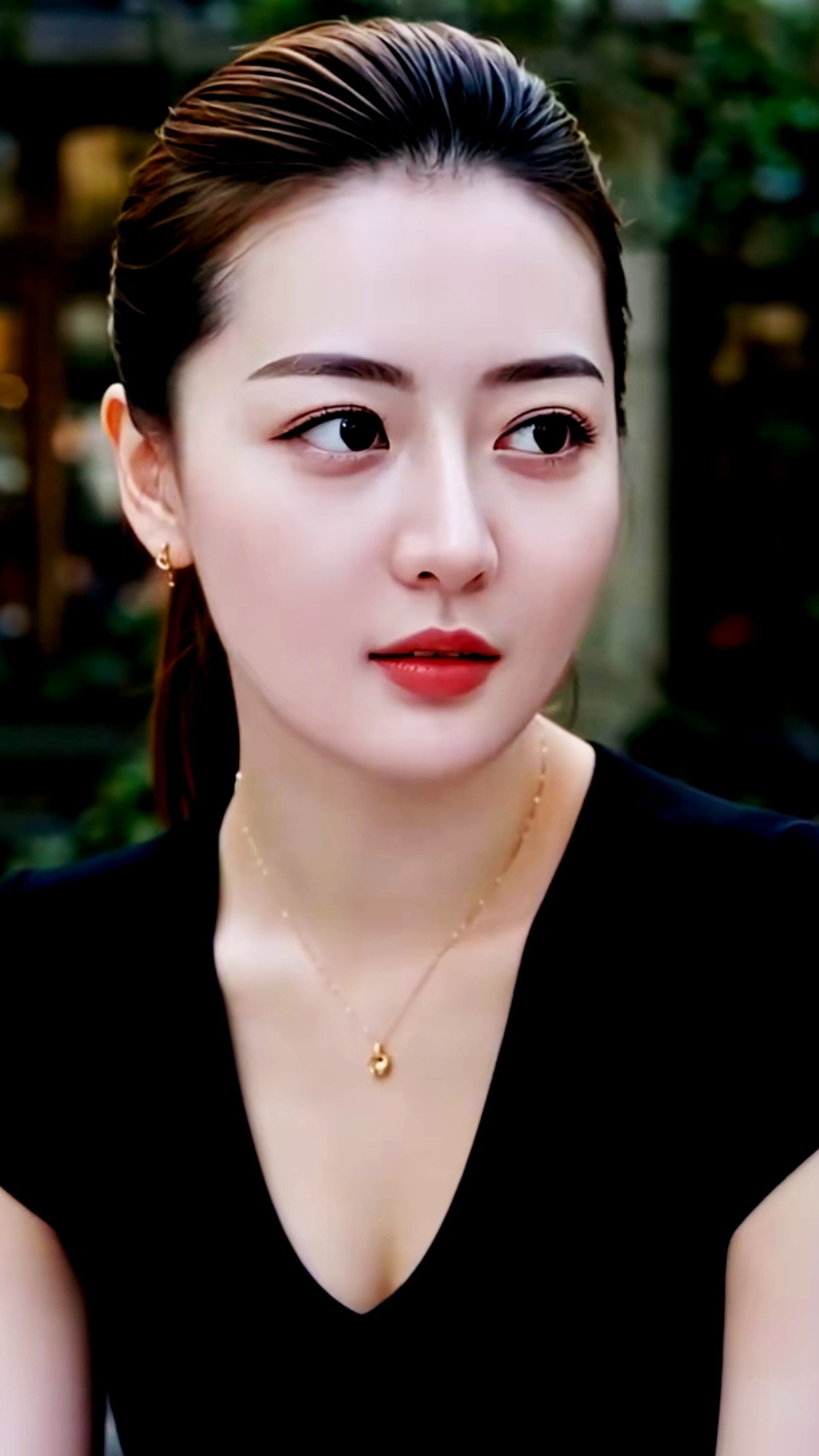 一个人最好的活法就是销声匿迹，与世隔绝，什么亲戚朋友同事，完全没有必要跟他们搅和