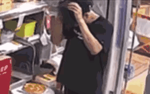 “恶心到家了！”浙江杭州，一披萨店内，一黑衣男子摘下帽子，冲着一做好的披萨哗哗挠
