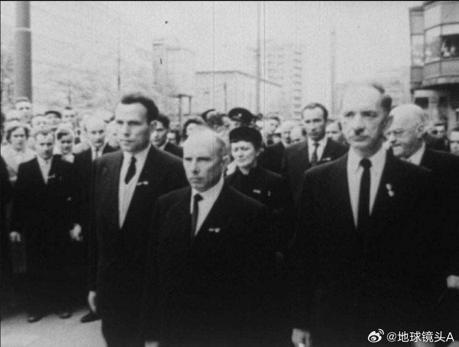 1941年6月30日，在德军攻入利沃夫的当天，现乌克兰“我们的父亲”斯捷潘・班德