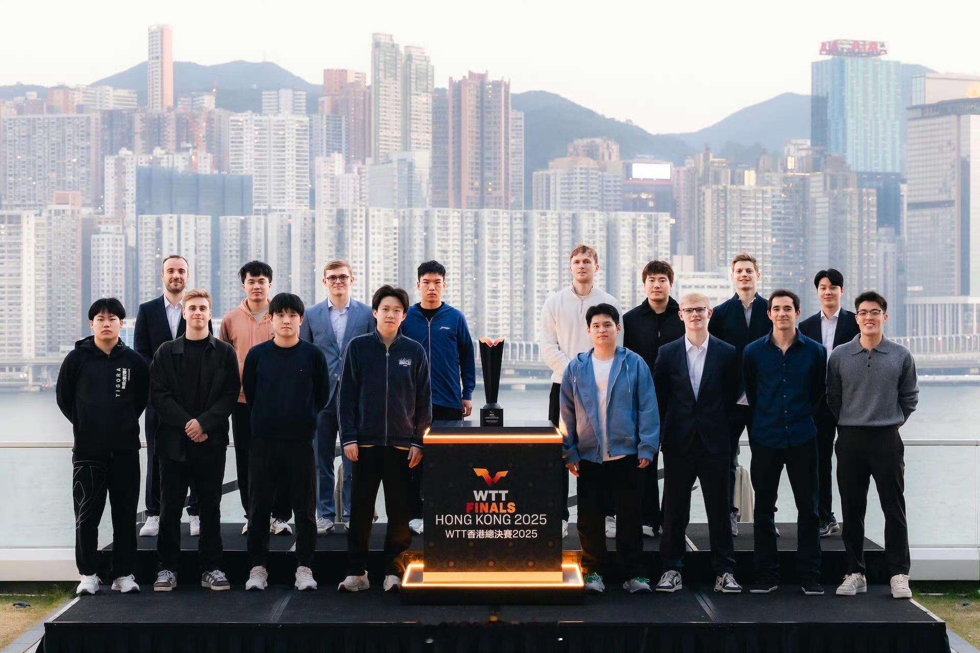 原来乒乓球也有总决赛啊！男单、女单、混双参赛球员大合影WTT香港总决赛2025