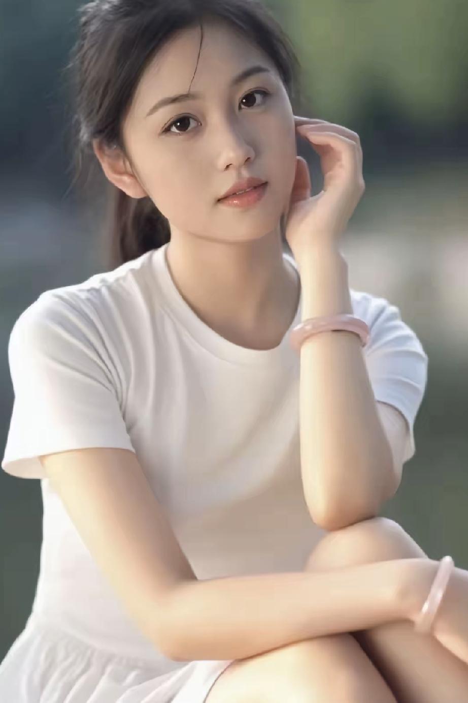 一、初见一眼入心，无关长相家境
 
闺蜜相亲十几次，碰到相貌条件优越的没感觉。