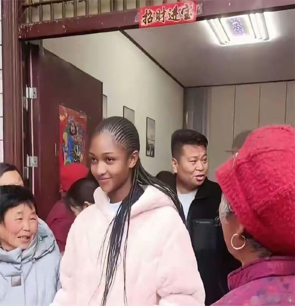 乡下表弟找了个黑人女朋友，全村人都来围观。 