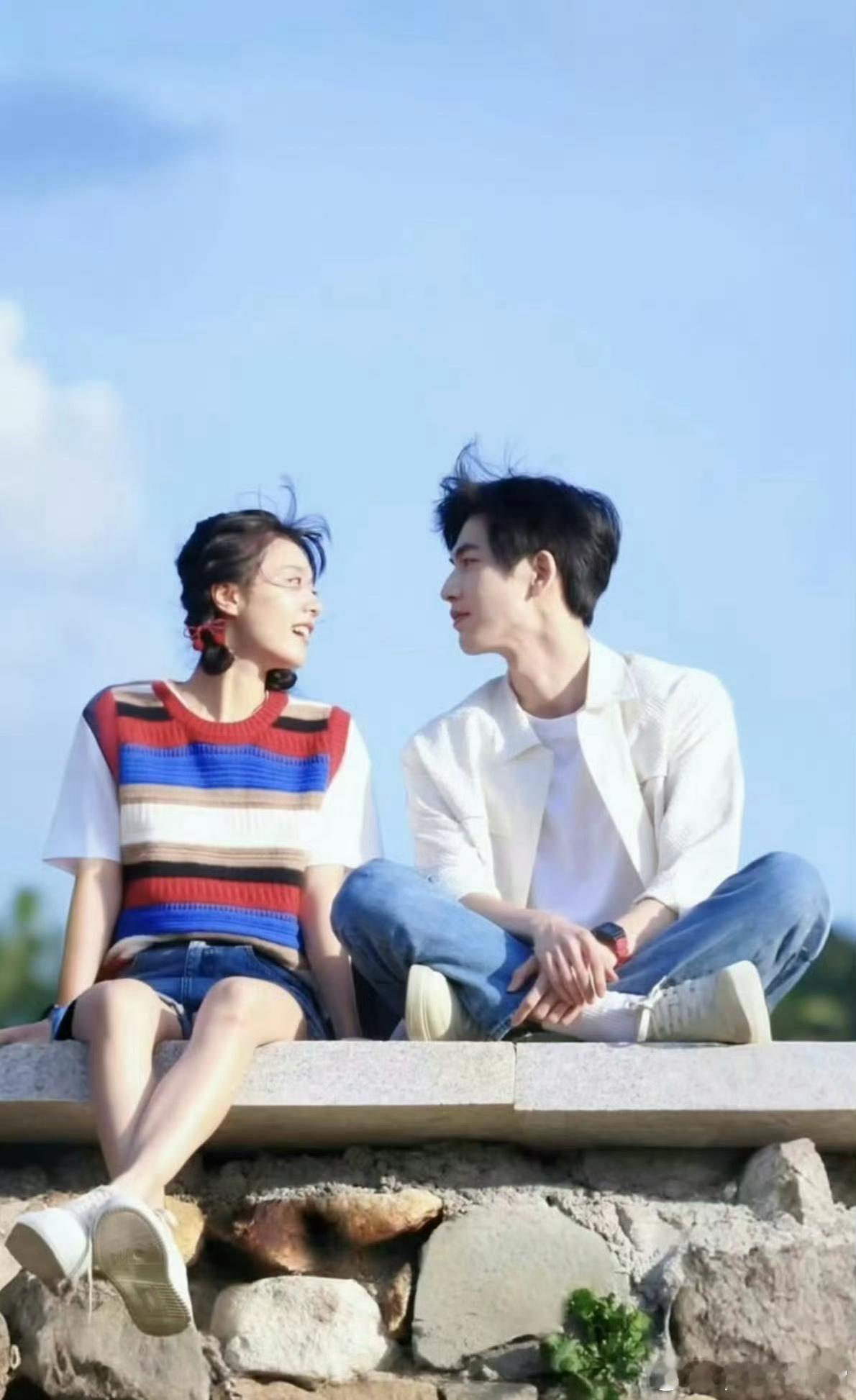 #张凌赫赵今麦同看日落路透#青春气息十足啊，俊男靓女太有感觉了 ​​​